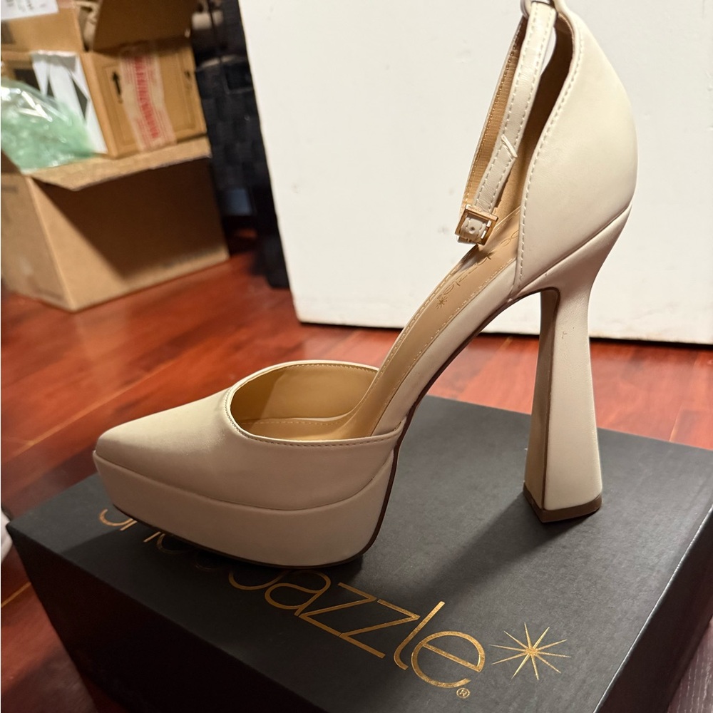 Shoe Dazzle Cream Platform Heels